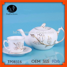 Weißer Keramiktopf mit Goldrand, innovativ geprägter Teekanne mit Tasse und Untertasse, Keramikkessel mit Blumenmuster